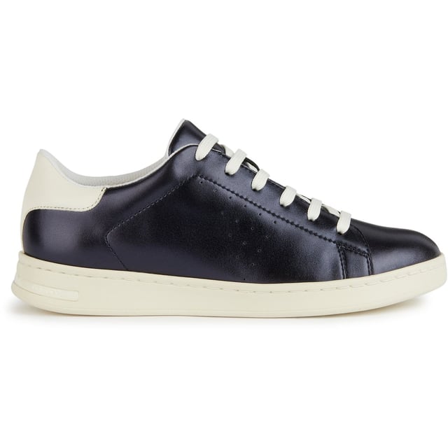 Jaysen is a lightweight breathable low-cut sneaker for women that exudes casual charm and takes its cues from a classic tennis-shoe style. With an attractive everyday design, it comes in a mixture of a pearlescent and plain leather-effect material.