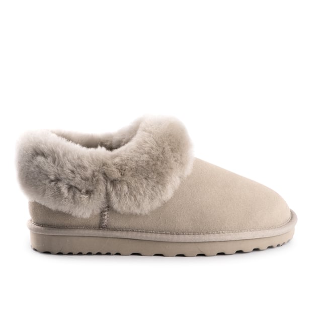 Aus Wooli Schapenvacht Wollen Traditionele Enkelpantoffels DETAILS Deze traditionele enkelpantoffel biedt comfort en ondersteuning. De extra kraag van schapenvacht zorgt voor extra warmte en geeft toch een stijlvolle look. Traditionele pantoffel die je het hele jaar door zult dragen Pluche premium Australische schapenvacht voering WaterafstotendLIGHTGREYt Leren bovenwerk Volledige Australische schapenvacht binnenzool Stijlvol uitziende schapenvacht kraag Lichtgewicht EVA, rubber mix buitenzool - zacht en extra demping Schapenvacht ademt waardoor voeten warm blijven in de winter en koel in de zomer 100% gloednieuw en van hoge kwaliteit, wordt geleverd in een merkdoos, geschikt om cadeau te geven