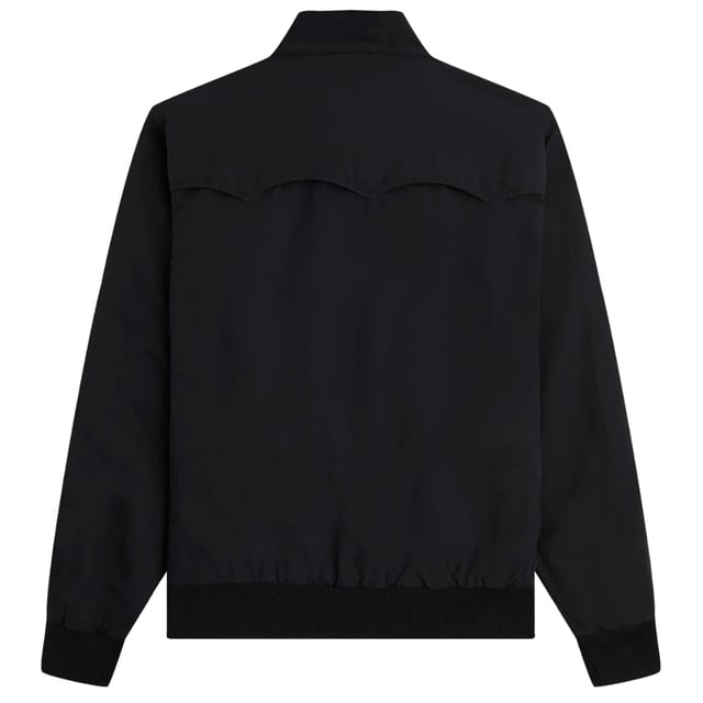 Blijf warm en stijlvol in de Fred Perry Black Jacket. Deze jas heeft een klassiek ontwerp en is perfect voor elk buitenavontuur. Terwijl de zwarte kleur een vleugje verfijning toevoegt. Laat het koude weer je er niet van weerhouden om in stijl te verkennen. Merkbadge op de linkerborst, Zwarte jas, Rits, Zwart, Materiaal: 53% katoen, 47% lyocell, Voering: 65% gerecycled polyester, 35% katoen, Centrale ritssluiting. Normale pasvorm, maat valt normaal, merkbadge linksvoor op de borst, elastische mouwuiteinden, 2 zakken met knoopsluiting