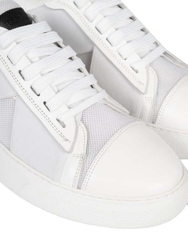 Atadas con cordones para un ajuste perfecto y comodidad, estos zapatos son una excelente elección tanto para estilos de diario como para ocasiones más formales.

La puntera redonda da a los zapatos un aspecto clásico y elegante, mientras asegura comodidad para los dedos, lo que los hace ideales para llevar durante largos períodos.

En la lengüeta y a los lados el nombre de la marca, lo que añade un carácter único a los zapatos y permite expresar de manera sutil tu estilo y aprecio por la calidad.

La suela con logo no solo proporciona una excelente adherencia y durabilidad, sino que también destaca el cuidado por los detalles y la alta calidad de la fabricación.

Hechos de cuero natural de alta calidad y tela, estos zapatos ofrecen una durabilidad excepcional, estilo y comodidad, haciéndolos una inversión a largo plazo.

Empaquetados en una caja de la marca, lo que los convierte en una idea de regalo perfecta o en una adición elegante a tu guardarropa, protegiéndolos de daños.