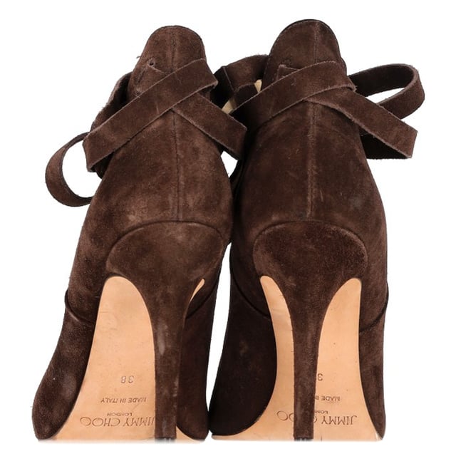 Jimmy Choo Marina Ankle Boots in Brown Suede VINTAGE, RRP AS NEW
Step into sophisticated style with the Jimmy Choo Marina Ankle Boots in rich brown suede. These elegant boots are designed to elevate any outfit with their luxurious suede finish and sleek, modern silhouette. The smooth brown suede adds depth and texture, creating a versatile color that complements both casual and formal wardrobes.
Jimmy Choo Marina Ankle Boots in Brown Suede
Condition: Very good
Signs of wear: Minor markings, Lightly used but very well maintained. Minor mark at soles & creasing, light scuffing at the soles and heels.
Packaging: Dust bag
Color: Brown
Material: Suede | suede
Size: EU | 38/IT38/UK5/US8
Measurements: Heel height: 100; Insole length: 270
SKU: TONPUGBSH423461W