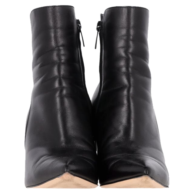 VINTAGE, RRP AS NEW
Elevate your footwear collection with the Gianvito Rossi Levy 85 High-Heeled Ankle Boots in luxurious black leather. A perfect blend of sophistication and modern edge, these ankle boots feature a sleek, streamlined silhouette that enhances your style with effortless elegance. Crafted from premium black leather, they offer both durability and a smooth, refined finish that complements any outfit.

Gianvito Rossi Levy 85 High-Heeled Ankle Boots in Black Leather

Condition: Very good
Signs of wear: Include Box., Minor markings, Lightly used but very well maintained. Minor mark at soles & creasing, light scuffing at the soles and heels.
Packaging: Box, Dust bag
Color: Black
Material: Leather | leather
Size: EU | 37/IT37/FR38/US7/UK4
Measurements: Heel height: 90; Insole length: 280
SKU: NAPPUGBSH424707W