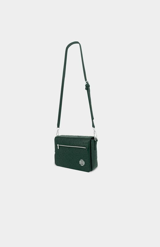 100% cuero PU Apertura con solapa Correa de cuero ajustable Cremallera con tirador de marca Níquel mate Logotipo Monogram en el frente Etiqueta de equipaje de cuero Bolsillo trasero Tamaño del bolso: 23.5x17x6cm (HxLxW) 