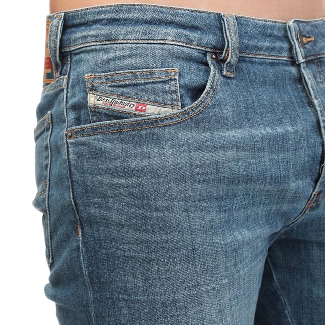 Herr Diesel D-Mhtry Straight Jeans i denim. - Klassisk 5-fickors design. - Knappstängning. - Bälteshällor. - Läderpatch med varumärke på bakre midjan. - Silverfärgade nitar med kontrasterande sömnad. - Diesel-varumärke på baksidan. - Medelhög midja. - Regular fit. - 98% bomull 2% elastan. - Ref: A003900IHAT01