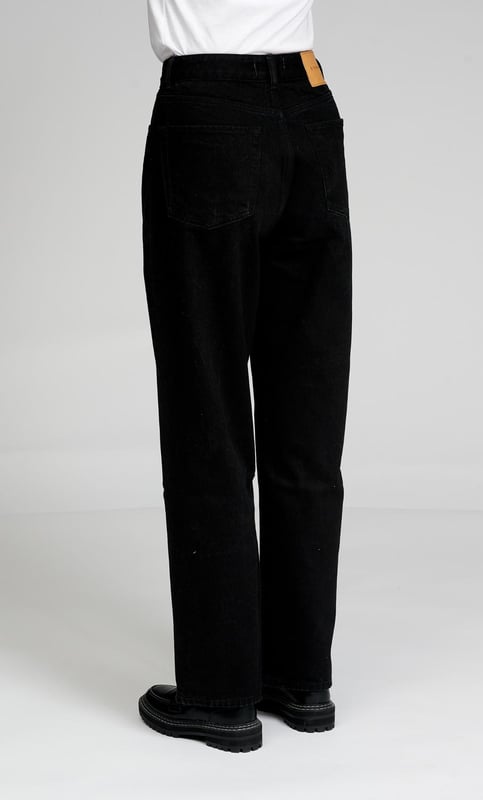 Gerade Jeans von TeeShoppen. Diese Jeans sind schick, bequem und stilvoll und damit perfekt für jedes Outfit das ganze Jahr über. Eine gute und bequeme Jeans kann jeden Look vervollständigen. Hier sehen Sie die Jeans in Schwarz.

Brauchen Sie ein Oberteil, das gut zur Jeans passt? Schauen Sie bei TeeShoppen in der Rubrik Herrenbekleidung vorbei.

Welche Größe haben die Jeans? Die Jeans gibt es in 24 verschiedenen Größen. Sehen Sie unter "Größe" nach und wählen Sie Ihre Größe. Die Größen sind für Frauen angepasst.

Über TeeShoppen: Bei TeeShoppen sind wir stolz darauf, unsere eigenen Produkte anzubieten. Unser Sortiment umfasst einfache Kleidungsstücke, die wir selbst tragen möchten. Auch wenn die Kleidung einfach ist, haben wir keine Kompromisse bei der Qualität oder dem Design gemacht. Unsere Kleidung ist so konzipiert, dass sie leicht zu stylen ist und aus den besten Materialien besteht. So ist sichergestellt, dass Sie bequeme Kleidung haben, die Sie zu allen Gelegenheiten tragen können. Wenn Sie einen zeitlosen Anbieter von Mode für Damen und Herren suchen, dann sind Sie bei TeeShoppen genau richtig. Wir haben uns auf den Verkauf von Basiskleidung spezialisiert. Sie zahlen nicht für teure Marken und Kosten, sondern nur für Qualität und Service. Und natürlich erweitern wir unser Sortiment ständig im Einklang mit der Mode, so dass Sie bei uns immer eine moderne Basic-Kleidung finden können.
