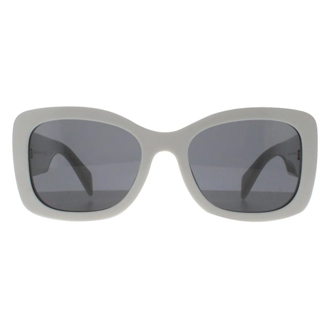 Las gafas de sol Prada PRA08S 1425S0 talco gris oscuro redefinen la elegancia con su elegante montura ovalada, meticulosamente elaborada en acetato de primera calidad, que garantiza durabilidad y comodidad sin renunciar al estilo. El emblemÃ¡tico logotipo de Prada adorna sutilmente las patillas, sÃ­mbolo del lujo refinado. Las lentes, que ofrecen moda y funcionalidad, no sÃ³lo protegen los ojos de los daÃ±inos rayos UV, sino que tambiÃ©n proporcionan una claridad y un confort visual excepcionales, lo que las convierte en el accesorio perfecto para los dÃ­as soleados o los paseos por la ciudad.