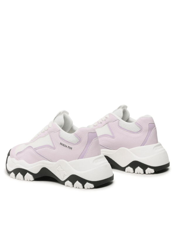 Sneakers atados son la combinación perfecta de estilo y comodidad, ideal tanto para la jungla urbana como para las escapadas de fin de semana.
Con la punta redonda que proporciona espacio y confort a tus dedos, una elección ideal para aquellos que valoran la comodidad en cada paso.
Modelo de plataforma, que no solo añade unos centímetros de altura, sino que también asegura estabilidad y amortiguación al caminar.
En la lengua, un parche de la marca es un detalle sutil pero notable que demuestra la originalidad y alta calidad del producto.
La suela con logo no solo garantiza la autenticidad, sino que también es un signo de solidez y durabilidad, lo que te permite disfrutar de los zapatos por muchas temporadas.
En la parte trasera del zapato, el nombre de la marca destaca discretamente el carácter lujoso del calzado y añade prestigio a cada paso.
Hechos de cuero ecológico de alta calidad y tela, lo que representa una elección responsable para el medio ambiente, sin comprometer la estética y durabilidad.
