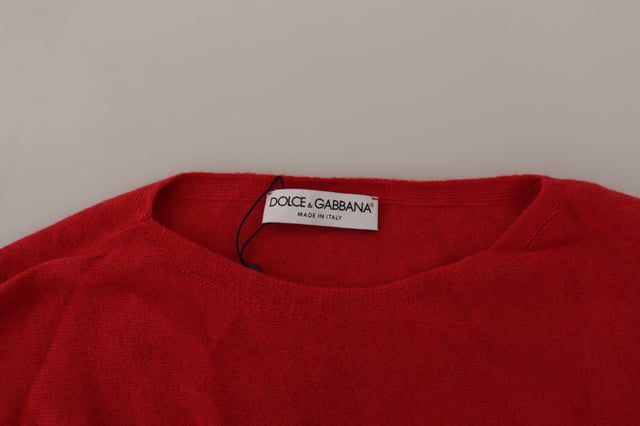 Helt ny med tags  
100% äkta Dolce & Gabbana Pullover i ullstickad rundhalsad tröja  
Tillverkad i Italien  
Livlig röd färg  
Dolce & Gabbana logodetaljer  
Tillverkad av en blandning av 40% jungfruull, 30% rayon, 20% nylon och 10% kashmir  
Exklusivt och kvalitetsmässigt hantverk  
Material: 40% jungfruull, 30% rayon, 20% nylon, 10% kashmir