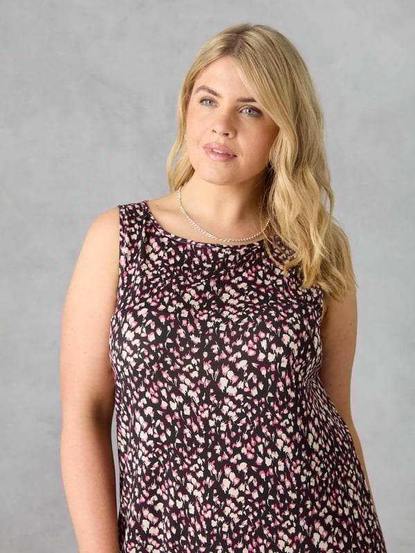 Printed all over in a pretty ditsy print, this maxi dress is cut from the softest of jerseys which moves beautifully. With a flattering column shape, it has a round neck for that all-important coverage, while its sleeveless shape allows you to keep cool in the warmer months. Side slits create space and movement, making this dress as comfortable as it is stylish.