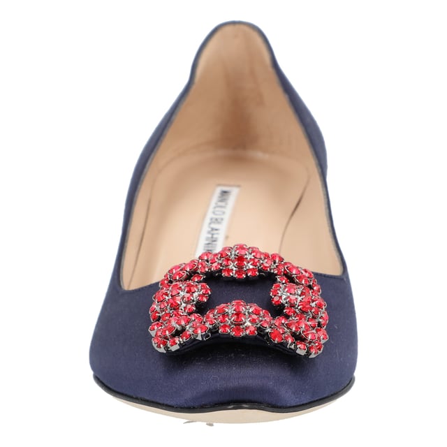 Satin-Pumps mit mandelförmiger Zehenpartie und einer quadratischen Kristallschnalle, die von einem Gunmetal-Rahmen umschlossen ist. Ausgestattet mit einem Stiletto-Mittelabsatz.

Obermaterial: 68 % Viskose, 32 % Seide.  
Sohle: 100 % Rindsleder.  
Futter: 100 % Ziegenleder.  
Der Absatz misst 50 mm.  
Hergestellt in Italien. Maße: