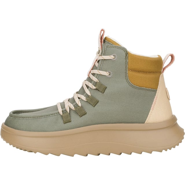 Wij hebben een hoge pet op van de Wendy Apres Coated Twill. Verhoog de stijlstandaard dit seizoen met een bovenwerk van gecoat keperstof, een suède hiel en een gewatteerde nylon kraag. De fleece voering en verhoogde plateauhoogte zorgen voor totaal comfort.