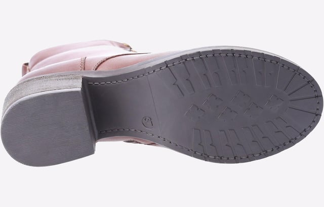 Hush Puppies Harriet Damenstiefel Aus Braunem Leder Hochwertiges Leder mit klassischem Aussehen und kräftigem Absatz, der Harriet-Stiefel sieht fantastisch aus, und dank seines weichen Schaffellfutters und des Memory-Foam-Innenraums werden Sie sich den ganzen Tag über auch fantastisch fühlen