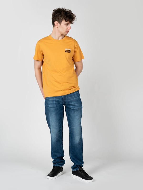 Este corte clásico se adapta perfectamente a cualquier estilo, desde el casual hasta el más elegante, manteniendo al mismo tiempo la máxima comodidad en su uso.
El cómodo cierre con cremallera y botón con el logo de la marca otorga a los pantalones un carácter único, además de garantizar la facilidad en su uso.
Sus piernas rectas aseguran un gran ajuste y una apariencia atemporal que nunca pasa de moda.
La cintura media de estos pantalones es la solución ideal para aquellos que valoran la comodidad y la versatilidad en el uso diario.
Cinco bolsillos funcionales ofrecen comodidad y practicidad, permitiendo llevar los elementos esenciales sin necesidad de una bolsa o mochila.
Una elegante etiqueta con el nombre de la marca colocada en el bolsillo trasero es un signo discreto pero claro de calidad y pertenencia a un grupo de productos seleccionados.
El uso de telas de alta calidad garantiza la durabilidad y hace que los pantalones mantengan su apariencia ideal por mucho tiempo.