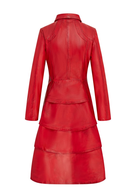 Deze lange jas, geïnspireerd op Victoriaanse en Edwardiaanse stijlen, heeft een strak uitlopend design gemaakt van 100% premium leer. Perfect voor gothic en punk mode, het is een gedurfd statement piece dat vintage charme combineert met een moderne rand. Lange uitlopende jas voor een opvallende look Gemaakt van 100% premium leer voor duurzaamheid en luxe Victoriaanse en Edwardiaanse invloeden met een eigentijdse twist Perfect voor gothic, punk of alternatieve modestijlen
