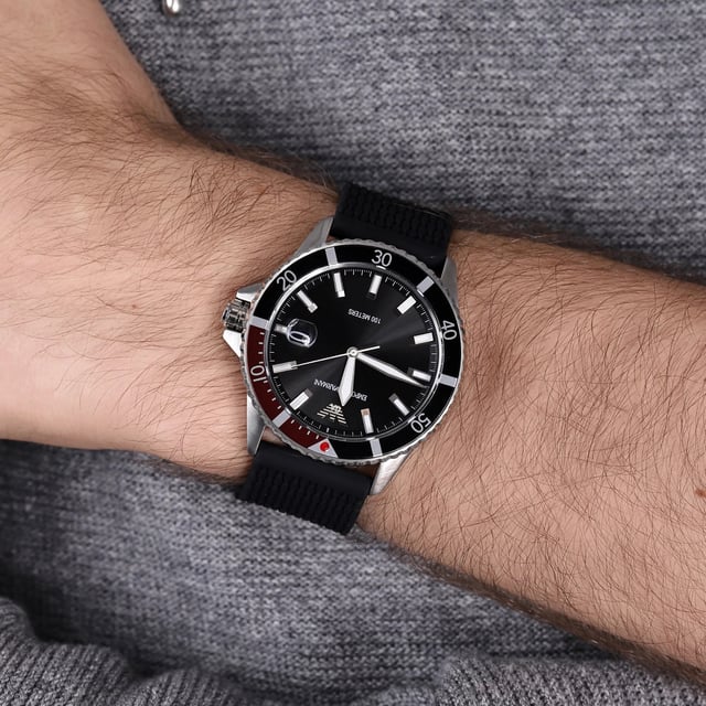 Este reloj Emporio Armani para hombre tiene movimiento de cuarzo. La caja (42 mm) es de Acero Inoxidable (Plata) y tiene un cristal Mineral. La correa es de silicona negra. Este reloj de la gama Emporio Armani Diver es un regalo precioso y atemporal. Sorpréndase a sí mismo o a otra persona con este regalo. Además, con él disfrutará de 2 años de garantía contra todo defecto de fabricación.