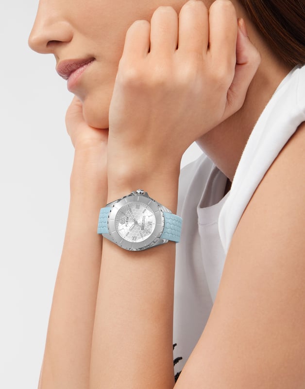 This Philipp Plein Plein Heaven Analogue Watch for Women is the perfect timepiece to wear or to gift. It's Silver 38 mm Round case combined with the comfortable Blue Silicone watch band will ensure you enjoy this stunning timepiece without any compromise. Operated by a high quality Quartz movement and water resistant to 5 bars, your watch will keep ticking. Philipp Plein’s Heaven watches represent the epitome of sophistication and technical mastery within the world of luxury timepieces. This Analogue watch has a  function: Luminous Hands High quality 19 cm length and 18 mm width Blue Silicone strap with a Buckle Case diameter: 38 mm,case thickness: 12 mm, case colour: Silver and dial colour: Silver
