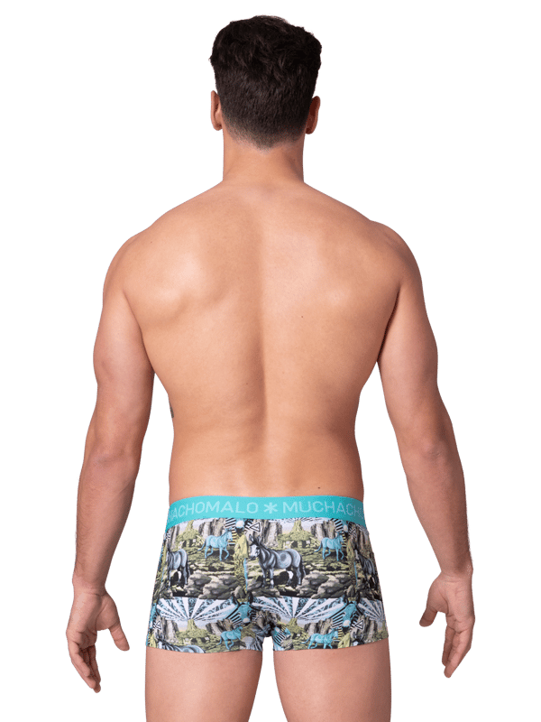 Die Boxershorts/Unterhosen von Muchachomalo sitzen wie angegossen und sind aus hochwertiger Baumwolle gefertigt. Ein weicher, elastischer Bund mit Logo aus Mikrofaserstoff sorgt für zusätzlichen Komfort.  Spezifikationen • 2 Stück • Normale Passform • Flache Nähte für zusätzlichen Komfort • Weicher Bund mit Muchachomalo-Logo  Wartung • Bei 30 Grad waschen • Nicht im Trockner trocknen • Bei mittlerer Hitze bügeln (2 Punkte)  Warum Muchachomalo? Muchachomalo arbeitet nur mit Fabriken zusammen, die BSCI- und OEKO-TEX-zertifiziert sind. Ziel dieser Fabriken ist es, die Arbeitsbedingungen kontinuierlich zu verbessern. Sie kämpfen für das Recht, eine Gewerkschaft zu gründen, für sichere Arbeitsbedingungen und sind gegen Zwangs- und Kinderarbeit. Sie ermöglichen es Verbrauchern und Unternehmen außerdem, verantwortungsvolle Entscheidungen zu treffen, die unseren Planeten für zukünftige Generationen schützen.