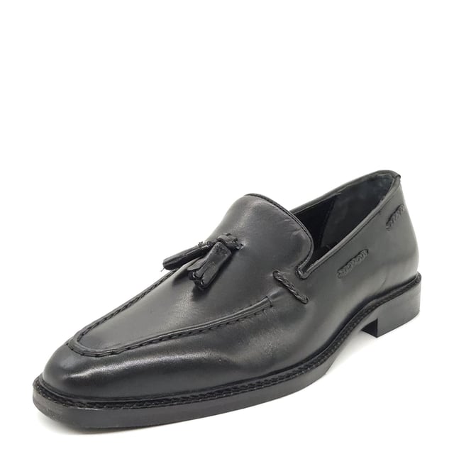 Slip into comfort and sophistication with Beddington, a traditional men's loafer finished with an on-trend tassel and weaved leather detailing.