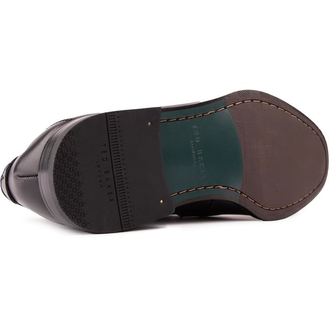 Je kunt je beste beentje voorzetten met gemak in deze Adlerrs Loafers van Ted Baker. Gemaakt van zacht en luxe leer, deze schoenen glijden op gemakkelijk voor een comfortabele pasvorm en dragen de hele dag lang. Met een gestikt T-merk op de hiel, een harszool voor duurzaamheid en een amandelvormige teen voor een klassieke look, bieden deze loafers een stevige maar modieuze look.