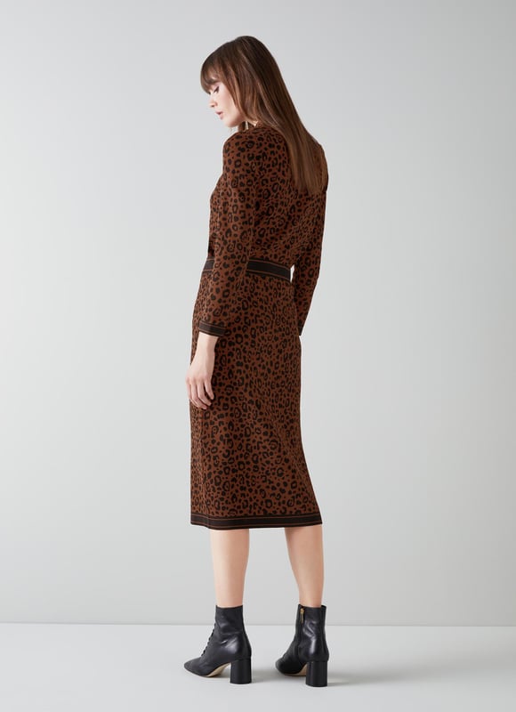 Our Lea pencil skirt works as part of a two-piece with the matching Lea jumper or by itself with a plain knit. Crafted from a brown leopard print slinky fabric, it sits on the waist, has border detail, buttons through and has a slim fit falling to the knee. Match it up to the jumper for a playful autumnal look or wear it with alternative pieces in your wardrobe as a statement skirt.