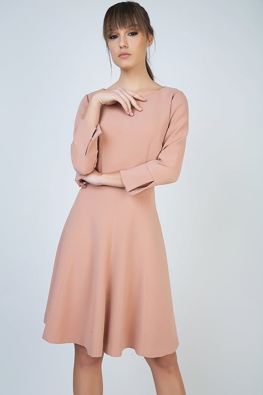 Vestido en tejido de crepé ligeramente elástico. Escote redondo. Mangas ¾ con puños con abertura. Pinzas en el busto para un ajuste perfecto. Se cierra en la espalda con cremallera oculta, tono sobre tono. Falda campana. Totalmente forrado. Nuestro modelo mide 178 cm y usa la talla 36. Medidas de la talla 38 (en cm): Ancho de hombros-38; Busto-45; cintura-38; dobladillo-66; Mangas-50; Longitud del cuerpo-101. La prenda es holgada.