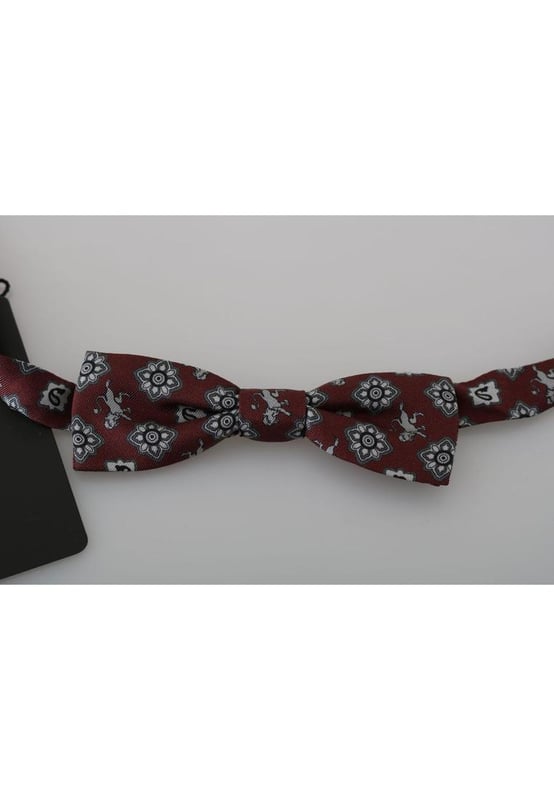DOLCE & GABBANA Exclusive Bow Tie
  100% Silk
  Bordeaux color with maroon lion print
  Adjustable length neck strap
  One size fits all
  Made in Italy
  Original tags and store bag included
Material: 100% Silk