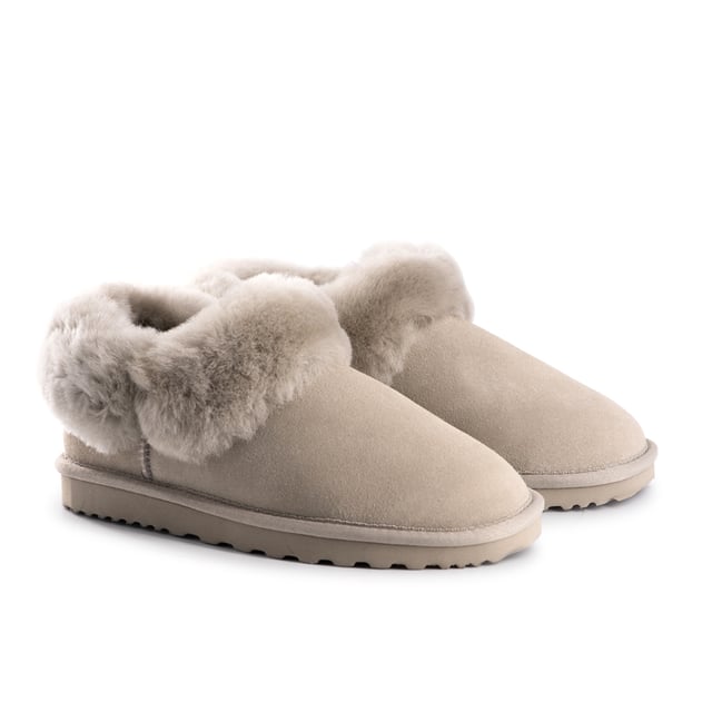 Aus Wooli Schapenvacht Wollen Traditionele Enkelpantoffels DETAILS Deze traditionele enkelpantoffel biedt comfort en ondersteuning. De extra kraag van schapenvacht zorgt voor extra warmte en geeft toch een stijlvolle look. Traditionele pantoffel die je het hele jaar door zult dragen Pluche premium Australische schapenvacht voering WaterafstotendLIGHTGREYt Leren bovenwerk Volledige Australische schapenvacht binnenzool Stijlvol uitziende schapenvacht kraag Lichtgewicht EVA, rubber mix buitenzool - zacht en extra demping Schapenvacht ademt waardoor voeten warm blijven in de winter en koel in de zomer 100% gloednieuw en van hoge kwaliteit, wordt geleverd in een merkdoos, geschikt om cadeau te geven