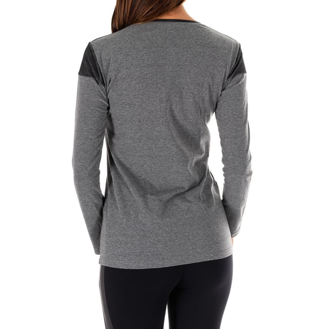 Långärmad ytter t-shirt Rossoporpora.\n V-ringad hals.\n Kontrasterande detalj på ovansidan.\n Komfortabelt tyg som andas.\n Sömmar i ton.\n Sammansättning: 90% bomull, 10% elastan\n Skötsel:\nTvätta i max temperatur 30º.\n Använd inte blekmedel.\n Använd inte torktumlare.\n Får inte strykas.\n Får inte kemtvättas.