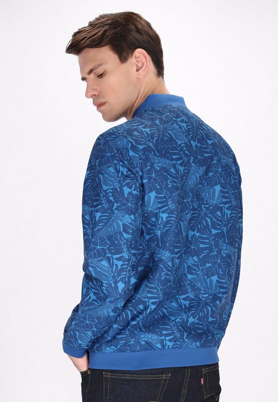 Laat je stijl de vrije loop met dit bomberjack met een levendig bladprintmotief. De geribde opstaande kraag en manchetten zorgen voor een aansluitende pasvorm, terwijl de allover print diepte aan je look toevoegt. Dit kledingstuk met lange mouwen, compleet met een ritssluiting over de volledige lengte en handzakken, is perfect voor moeiteloos koelen. Geen enkel detail wordt over het hoofd gezien in dit stijlvolle bomberjack!  Jas