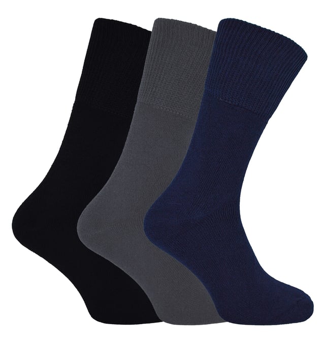Los calcetines térmicos de bambú de THMO te aportan el máximo confort con estos calcetines de bambú suave y natural. Fabricados con hilo de algodón orgánico y fibras de bambú supersuaves, estos calcetines proporcionan comodidad y calor durante todo el día. Las fibras de bambú son termorreguladoras, lo que ayuda a mantener los pies calientes durante los fríos meses de invierno. Las propiedades térmicas de estos calcetines proporcionan una capa extra de aislamiento, permitiendo que tus pies se mantengan calientes. Estos calcetines tienen una parte superior elástica y cómoda que se amolda a la pierna para reducir los anillos de constricción y la tirantez, lo que permite una circulación regular. Además de comodidad durante todo el día, estos calcetines cuentan con una plantilla acolchada que proporciona a los pies una capa adicional de apoyo. Ideales para el aire libre: el bambú de alta calidad ofrece una sensación más suave y lujosa en los pies, ayudándole a mantenerse relajado y cómodo especialmente durante los meses de invierno. Estos calcetines vienen en un paquete de tres y están disponibles en cuatro colores: negro, azul, negro/marino/gris y marrón. Fabricados con un 43% de viscosa (procedente del bambú), un 40% de algodón orgánico, un 12% de poliéster y un 2% de elastano, están disponibles en las tallas 4-8 UK, 6-11 UK y 12-14 UK y se pueden lavar a máquina a 40..