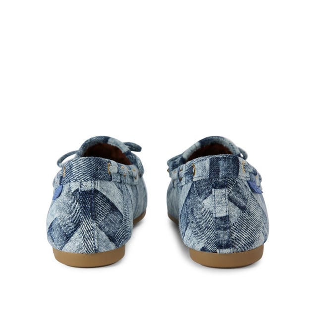 The Eagle Moccasin from Kurt Geiger is a slip on loafer. The upper is crafted from a denim with weave effect. There is a bow with antiqued brass eagle on each toe.