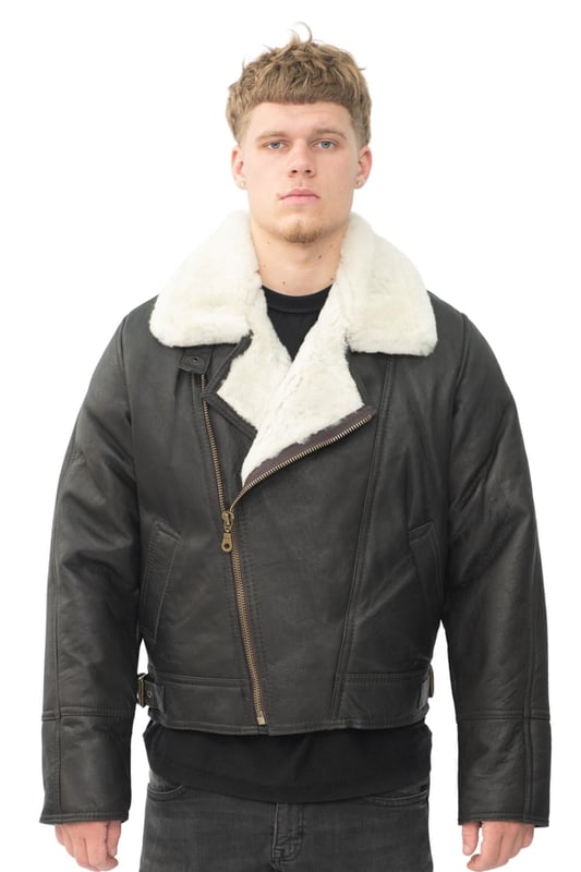 Esta prenda es una versión minimalista y cruzada de la chaqueta bomber de piel de oveja de la Segunda Guerra Mundial de la vieja escuela. Esta chaqueta presenta nuestro forro de piel de oveja gruesa más fino en el interior de la chaqueta, que es la mejor opción para mantenerte abrigado y cómodo durante los meses de invierno. El exterior presenta nuestro cuero napa de la más alta calidad, lo que da como resultado un acabado suave y flexible que se destaca en chaquetas de estilo simple como esta. La parte delantera de la chaqueta presenta un diseño de costura inclinada, dos bolsillos en ángulo en la cintura y una cremallera YKK gruesa descentrada que se puede dejar en diferentes longitudes para exponer más o menos el forro de piel de oveja para looks más exuberantes o conservadores. • Fabricada con piel de oveja de doble cara de alta calidad • El forro de piel de oveja gruesa es la mejor opción para brindar calidez y comodidad • Cuenta con dos bolsillos en ángulo y cintura ajustable • Equipada con una cremallera YKK de metal descentrada
