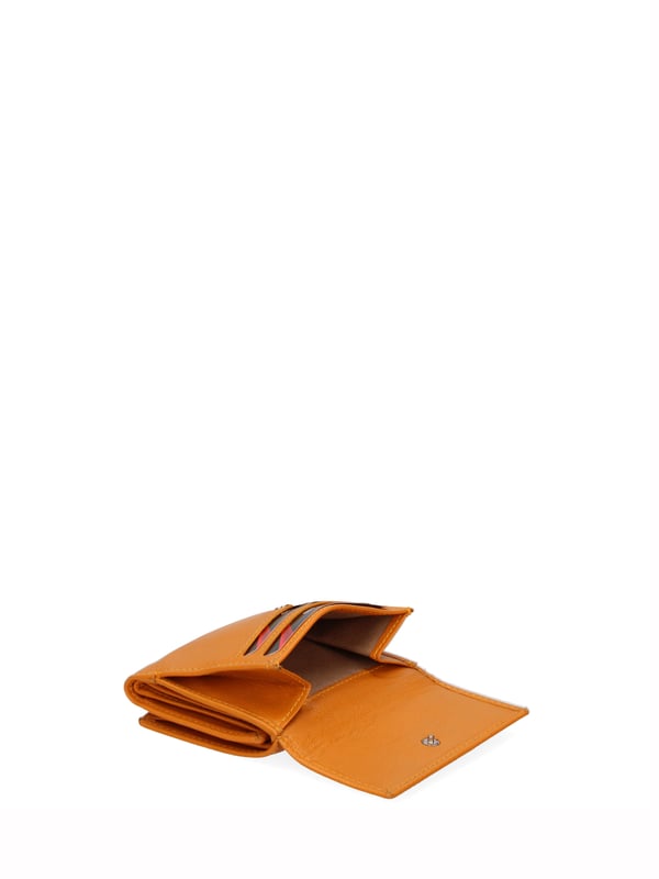 Cartera de hombre. El cierre es con botón de presión. Los bolsillos internos son tarjeteros y porta billetes. Los bolsillos exteriores son uno trasero con clip. Falta la correa para el hombro. Falta el mango. Hay un compartimento interno. El material exterior es 100% Piel Auténtica. Internamente está forrado en piel auténtica. Medidas: 8x10x3 cm. Producto de moda