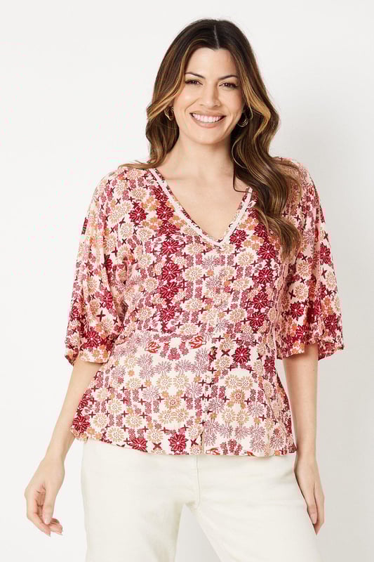 Flattering V-neckline adds a touch of sophistication
Intricate embellished button detailing elevates the design
Relaxed regular fit allows for effortless movement
Lightweight woven viscose fabric drapes beautifully
Three-quarter length sleeves offer versatile styling options

Exuding a refined yet comfortable aesthetic, this viscose blouse from Wallis is a versatile choice for daywear occasions. The intricate embellished button detailing adds a glamorous touch, while the relaxed regular fit ensures a flattering silhouette. Style it with tailored trousers and heels for a polished look at family gatherings or pair it with denim and flats for a casual yet chic ensemble.