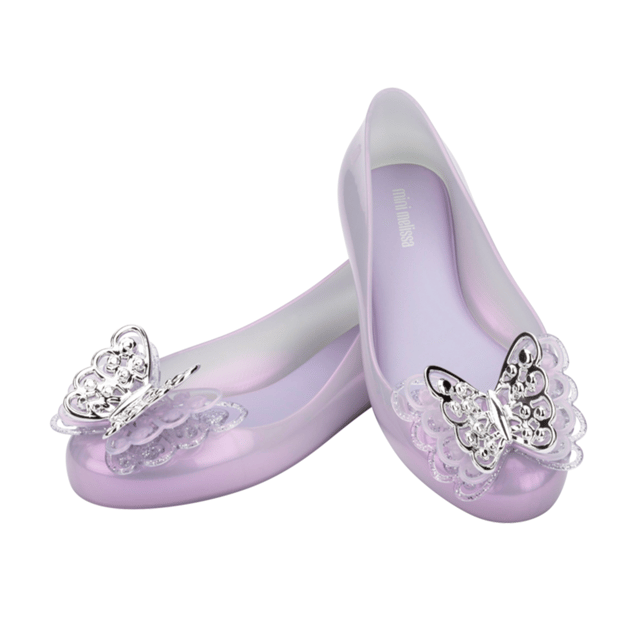 Keep your childs feet happy and dazzling with the Melissa Sweet Love Fly ballerinas! Delicate and charming, they have injected glitter details on the upper and on the sole. The highlights are the two butterflies on the vamp - the bottom one has small sparkly details, and the top one is a sophisticated silver.
