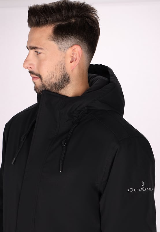 Ontdek de beste winterjas ontworpen voor lage temperaturen. Deze parka heeft een hoge kraag en een ritssluiting over de volledige lengte met drukknopen voor extra bescherming. Dankzij de verstelbare capuchon en lange mouwen zorgt hij voor warmte. Klepzakken verhogen de functionaliteit en het 5000 mm dikke waterdichte materiaal houdt je droog. Perfect voor een reis naar de bergen of een winteravontuur aan zee.  Winter parka