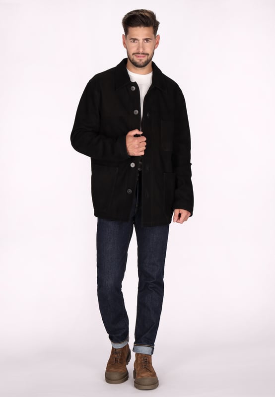Ontdek het ultieme jack voor elke dag, ontworpen met een klassieke kraag en lange mouwen. Deze losse snit heeft functionele zakken, één op de borst en grotere zakken onderaan. De button-down voorkant zorgt voor een elegante afwerking. Dit tijdloze jack is gemaakt van premium geitensuèdeleer en is perfect voor elke gelegenheid.  Jas