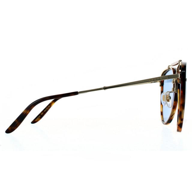 Gafas de sol aviador para hombre Gucci Havana azul. Las gafas Gucci tienen un estilo aviador femenino, elaboradas en acetato ligero con detalles metálicos contrastantes. Las lentes de poliamida en forma de lágrima están enmarcadas en plástico, con una barra superior distintiva, puente metálico y almohadillas nasales ajustables. Las patillas metálicas súper delgadas están terminadas con un grabado del logo de Gucci.