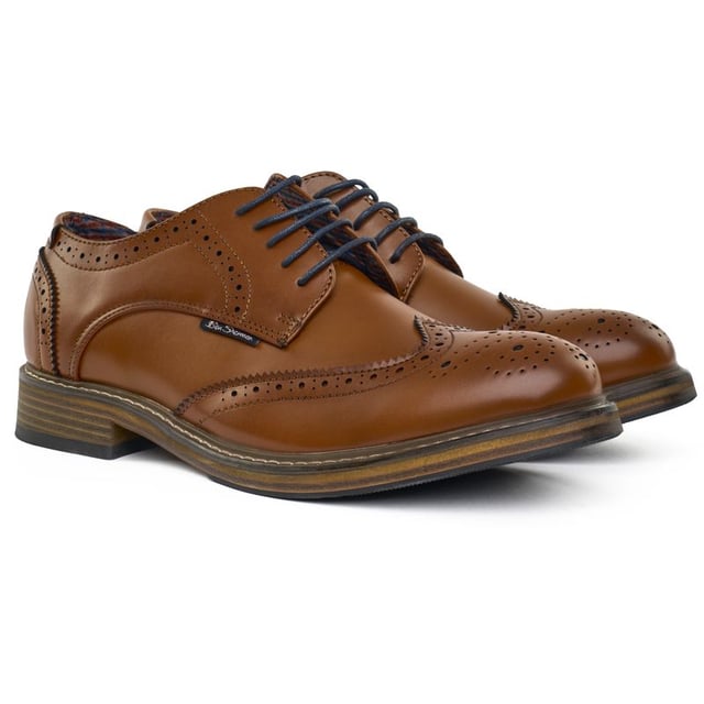 Ben Sherman Triumph Zapatos Adéntrate en el lujo con los zapatos brogue Bath de Harry Hern London. Elaborados en piel bronceada pulida, con detalles brogue refinados y combinados con cordones de algodón encerado, este elegante básico es una versión moderna de un clásico atemporal. Las plantillas acolchadas y las suelas de goma brindan comodidad durante todo el día y una pisada firme. El Bath de Harry Hern London es un elemento básico del guardarropa del caballero exigente de hoy.