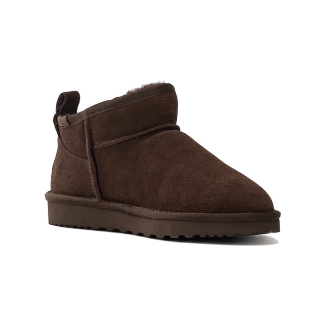 Minibota de moda para estar a la última de las últimas tendencias. Forro de lana suave de piel de oveja australiana genuina de primera calidad. Parte superior de gamuza de cuero completo - Resistencia al agua.Plantilla única totalmente moldeada con soporte, plantilla totalmente forrada de piel de oveja, extremadamente cómoda. Procesado de origen sostenible y respetuoso con el medio ambiente. Suela exterior de goma con mezcla de EVA de alta densidad, que la hace más ligera, suave y duradera. Doble costura y talón reforzado. La piel de oveja respira permitiendo que los pies se mantengan calientes en invierno y frescos en verano.
