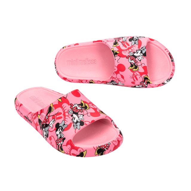 Put a dash of Disney in every step your little one takes with the new Mini Melissa Free Print Slide + Mickey. Extremely lightweight, the sandal has a print in 3DB and serigraphy, and a nylon fastener to ensure stability and comfort.