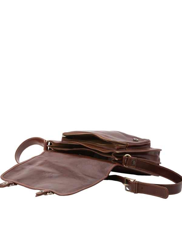 Bolso bandolera para mujer. El cierre es con imán. Los bolsillos internos son uno con cremallera y otro abierto. Los bolsillos externos son uno frontal con cremallera y otro trasero con cremallera. La bandolera es ajustable en piel. Falta el mango. Hay dos compartimentos internos. El material exterior es auténtica piel de vacuno. Internamente está forrado en algodón. Medidas: 35x27x14 cm. Hecho en Italia