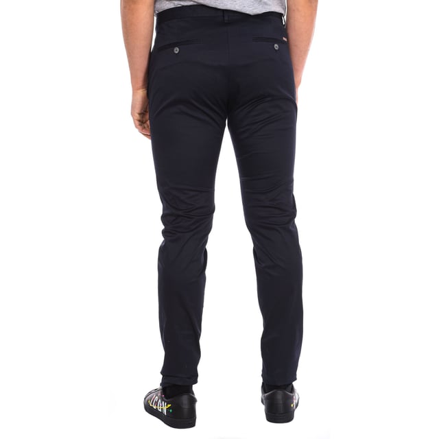 Chino pants Dsquared2.
 It is ideal for multiple combinations and different occasions.
 Main closure with invisible buttons and hook button.
 Two open pockets on the sides.
 Two back button pockets.
 Belt loops.
 Seams seen in tone.
 Composition: 97% Cotton, 3% Elastane
 Care:
Wash at maximum temperature 30º.
 Iron at low temperature.
 Do not use bleach.
 Do not dry clean.
