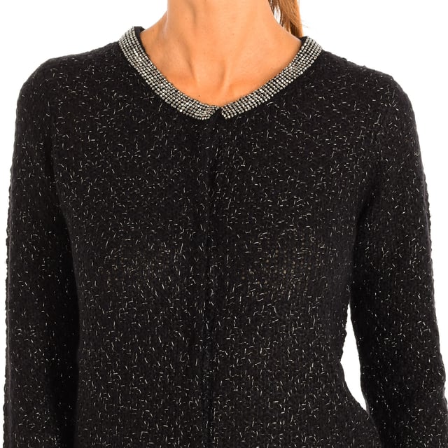 Knitted Sweater Le temps des Cerises.
 Color Black
 Suitable for cold weather, casual for every day.
 Round neck and long sleeve.
 Main snap button closure.
 Details in silver.
 Seams seen in tone.

 Composition: 68% Acrylic, 15% Polyamide, 2% Metallic fiber.

 -Machine wash at a maximum temperature of 30º.
 -Do not use a dryer.
 -Do not use bleach.
 -Iron temperature max. 110º.
 -Do not dry clean.
 Composition: 68% Acrylic, 15% Polyamide, 2% Metallic fiber.
 Care:
- Machine wash at a maximum temperature of 30º.
 - Do not use a dryer.
 - Do not use bleach.
 - Iron max. temperature 110º.
 - Do not dry clean.