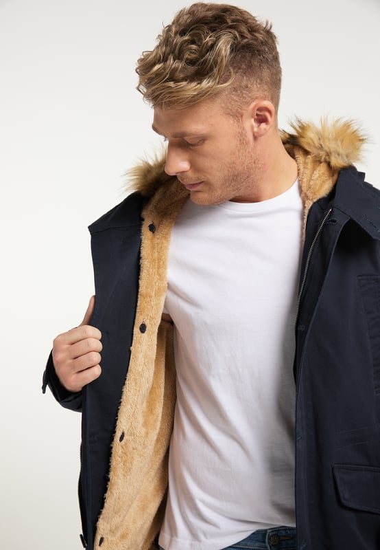 Het goede aan deze katoenen parka van Mo is dat hij in alle seizoenen kan worden gebruikt. Dankzij een uitneembare en gewatteerde binnenjas met imitatiebont wordt de anders zo lichte parka een verwarmende korte jas. Het imitatiebont op de capuchon kan ook met een rits worden verwijderd. De sportief-casual look wordt ondersteund door de bovenste paspelzakken en de grote klepzakken, terwijl een intern taillekoord zorgt voor een vormvaste look. De casual parka wordt gesloten met een rits en knoopsluiting.  Parka