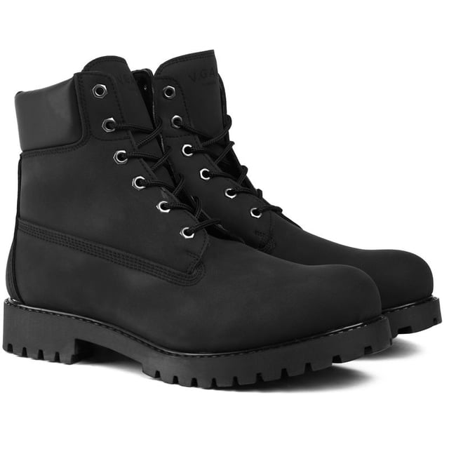 Adopte un enfoque sostenible y seguro hacia una forma sensata de estilo atemporal y tendencias imperecederas con los botines Tarwi de V.Gan. Elaborados con materiales veganos de primera calidad, con detalles exclusivos y ojales de metal, estos botines con cordones son una declaración ecológica y elegante. Aprobados por PETA y creados en una fábrica con certificación vegana, combinan la producción ética con un carácter destacado y un aspecto auténtico.