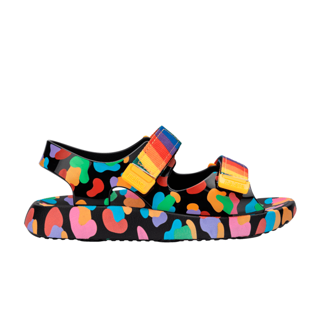 As the name suggests, Melissa Mix combines the comfort characteristic of papetes with the height and style of mini platforms through a contemporary and colorful design. The stability and comfort when walking make it the ideal model for adventures at school or in space.