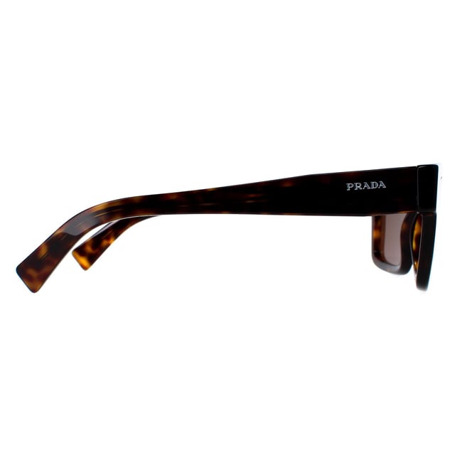 Las gafas de sol Prada PR19WS 2AU8C1 tortoise marrón oscuro son un diseño moderno fabricado con material de acetato de alta calidad que garantiza durabilidad y comodidad. Las patillas están decoradas con el icónico logotipo de Prada, que añade un toque de sofisticación. Estas gafas de sol son perfectas para cualquier ocasión, ya sea un día al sol o una salida nocturna por la ciudad.