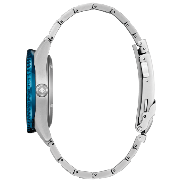Diese Citizen Promaster Fujitsubo Limited Edition Analoguhr für Männer ist das perfekte Zeitmessgerät zum Tragen oder Verschenken. Das silberne 41 mm runde Gehäuse in Kombination mit dem komfortablen Silber-Titan-Uhrenarmband sorgt dafür, dass Sie dieses atemberaubende Zeitmessgerät ohne Kompromisse genießen können. Angetrieben von einem hochwertigen automatischen Uhrwerk und wasserfest bis 20 bar, wird Ihre Uhr weiterhin zuverlässig ticken. Die Promaster-Serie, die das Wesen der Erkundung in der Luft, zu Land oder zur See einfängt, feiert ihr 35-jähriges Jubiläum im Bereich professioneller Abenteuer mit einer neuen limitierten Serienausgabe. Diese automatische Analoguhr verfügt über eine Kalenderfunktion: Datum, leuchtende Zeiger, leuchtende Zahlen und eine verschraubte Krone. Hochwertiges 21 cm langes und 19 mm breites Silber-Titan-Armband mit einer Faltschließe mit Druckknopf. Gehäusedurchmesser: 41 mm, Gehäusehöhe: 12 mm und Gehäusesilber: Zifferblattfarbe: Blau.