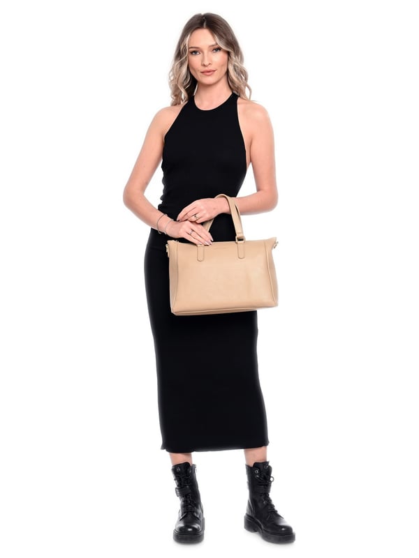 Bolso
100% cuero de vaca
Cierre superior de cremallera
Dimensiones: 24x30x12 cm
Asa: 35 cm
Correa de hombro: 115 cm